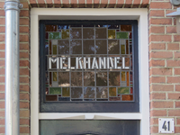 838243 Afbeelding van het glas-in-loodraam met de tekst 'MELKHANDEL', boven de ingang van het pand Gruttersdijk 41 te ...